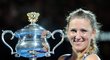 Vítězná Azarenková s trofejí pro vítězku Australian Open