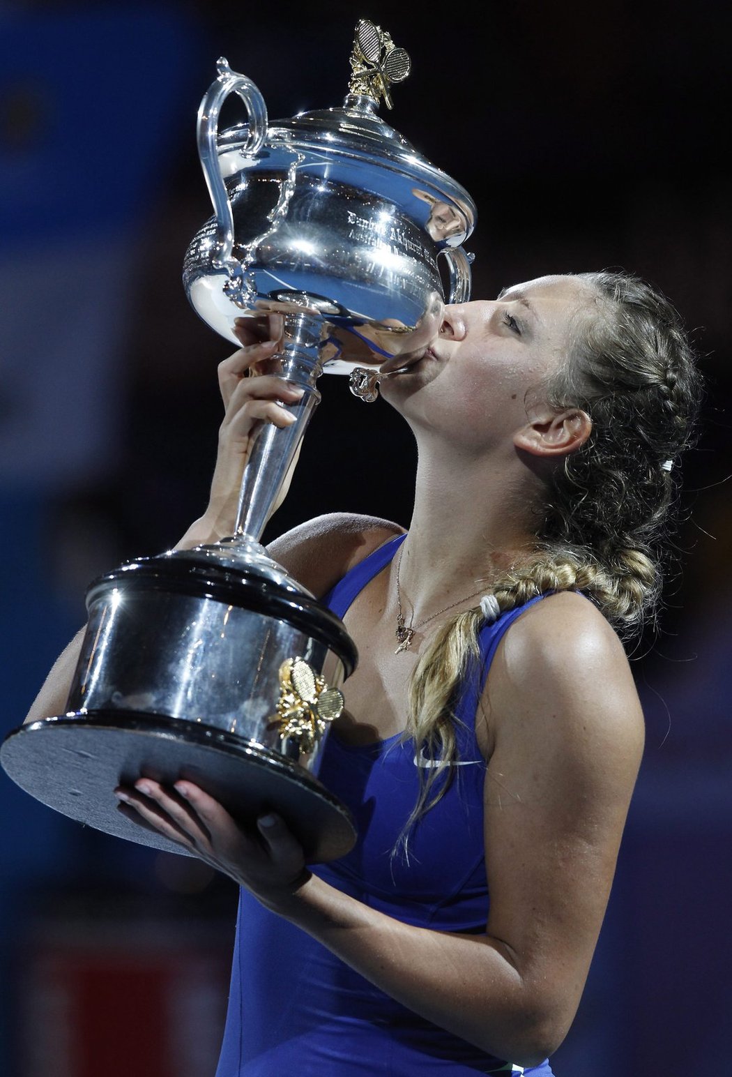 Azarenková s trofejí pro vítězku Australian Open