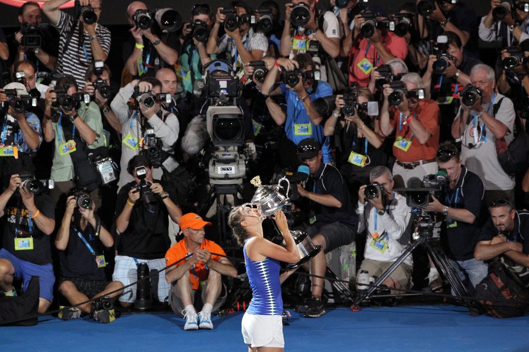 Viktoria Azarenková pózuje fotografům po svém triumfu na Australian Open