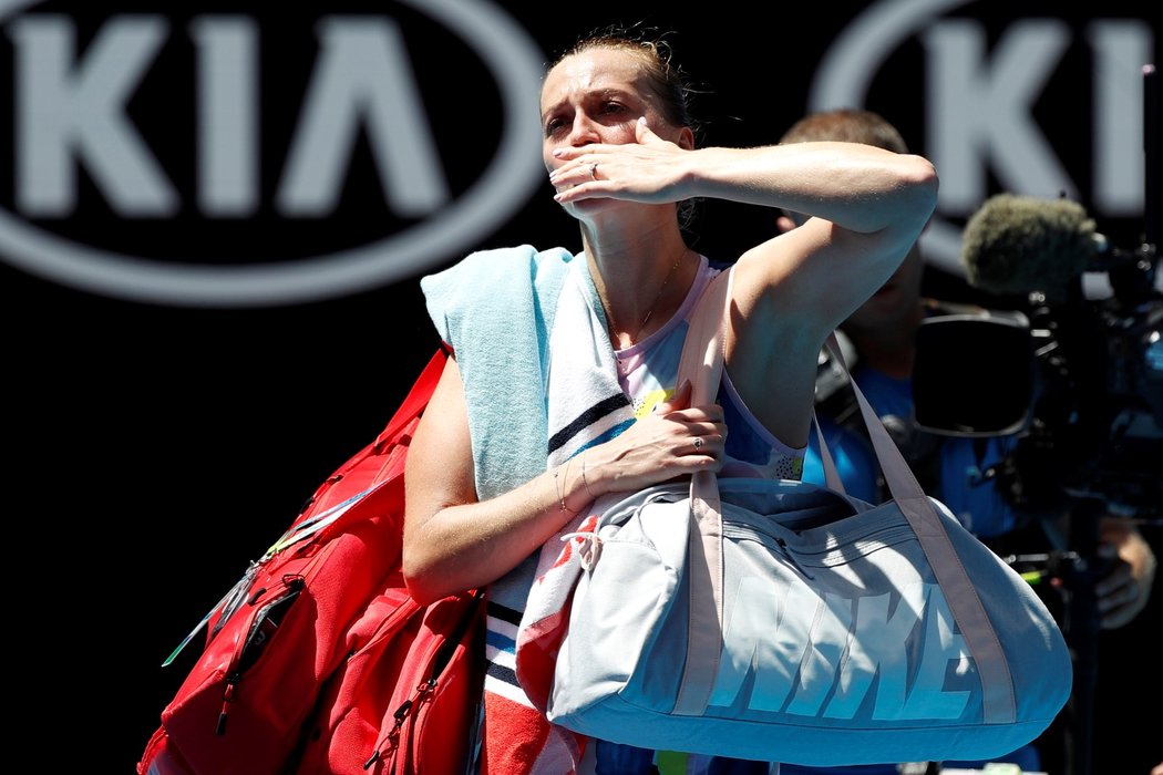 Česká tenistka Petra Kvitová se loučí s fanoušky po vyřazení ve čtvrtfinále Australian Open