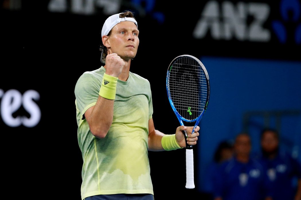 Tomáš Berdych porazil v osmifinále Australian Open Itala Fabia Fogniniho hladce 6:1, 6:4, 6:4 a posedmé si v Melbourne zahraje čtvrtfinále.