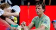 Český tenista Tomáš Berdych se podepisuje fanouškům po postupu do 4. kola Australian Open