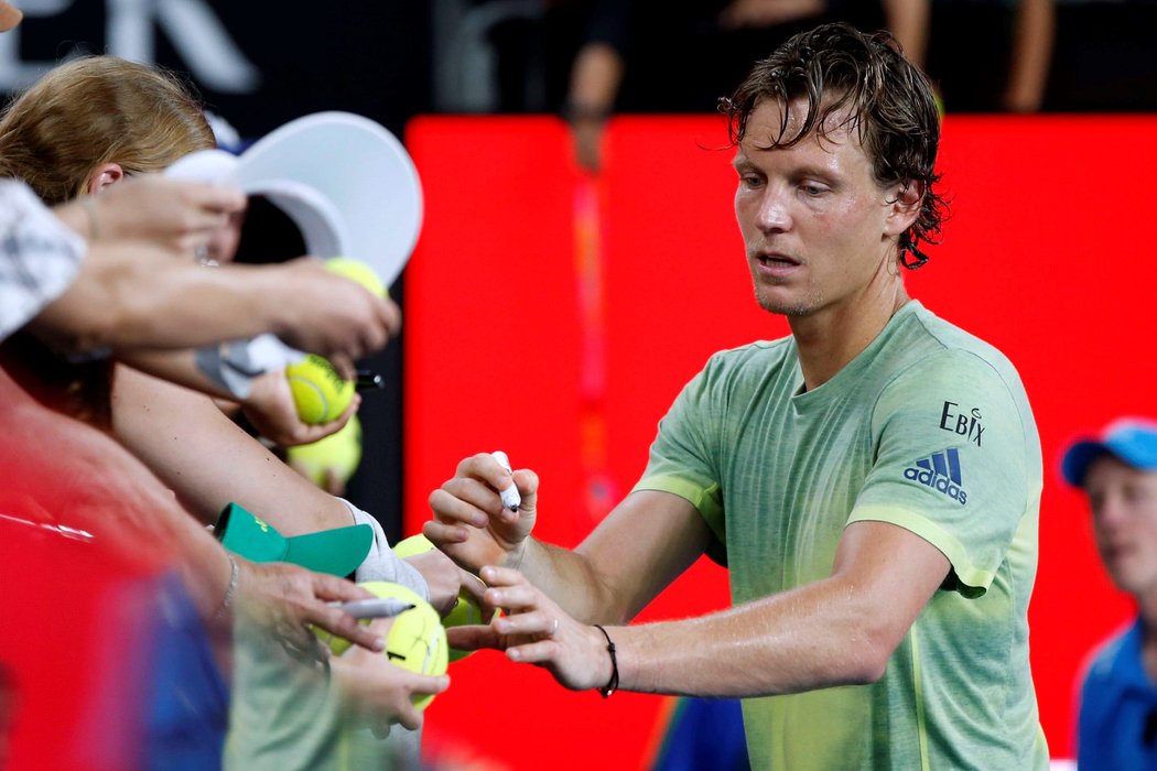 Český tenista Tomáš Berdych se podepisuje fanouškům po postupu do 4. kola Australian Open