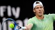 Tomáš Berdych při výměně s Rogerem Federerem ve čtvrtfinále Australian Open