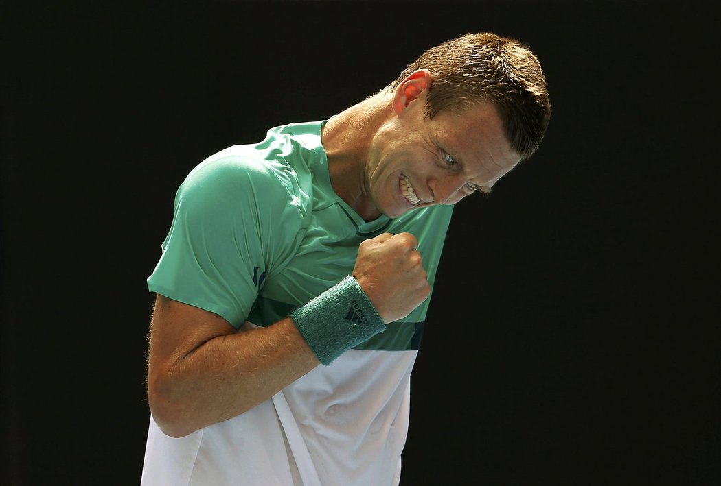 Tomáš Berdych se povzbuzuje během čtvrtfinále Australian Open proti Rogeru Federerovi