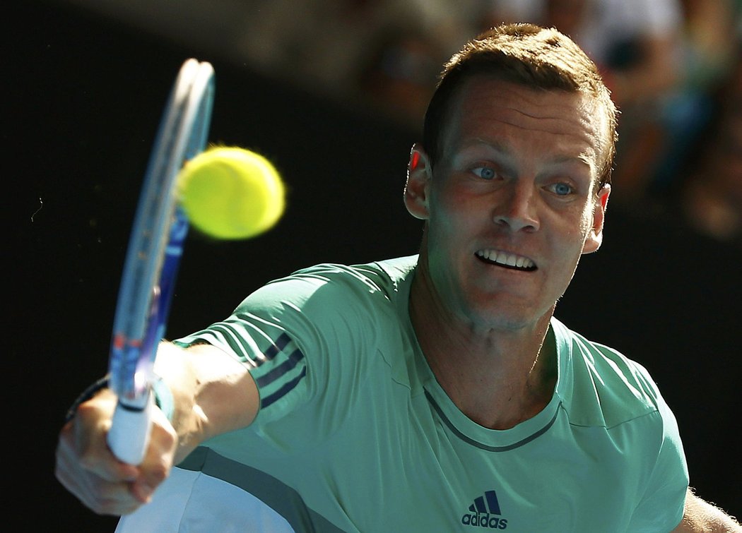 Tomáš Berdych se čtyřnásobným vítězem úvodního grandslamu sezony Rogerem Federerem prohrál 6:7, 2:6 a 4:6