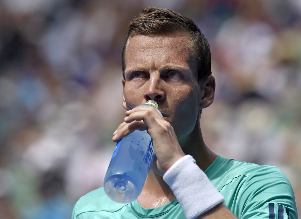 Tomáš Berdych ve čtvrtfinále Australian Open, kde nestačil na švýcarskou legendu Rogera Federera