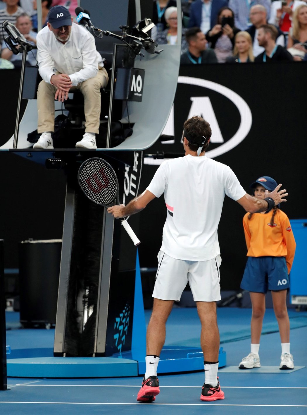 Roger Federer diskutuje s rozhodčím ve čtvrtfinále Australian Open s Tomášem Berdychem