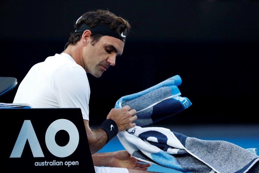 Roger Federer v utkání čtvrtfinále Australian Open s Tomášem Berdychem