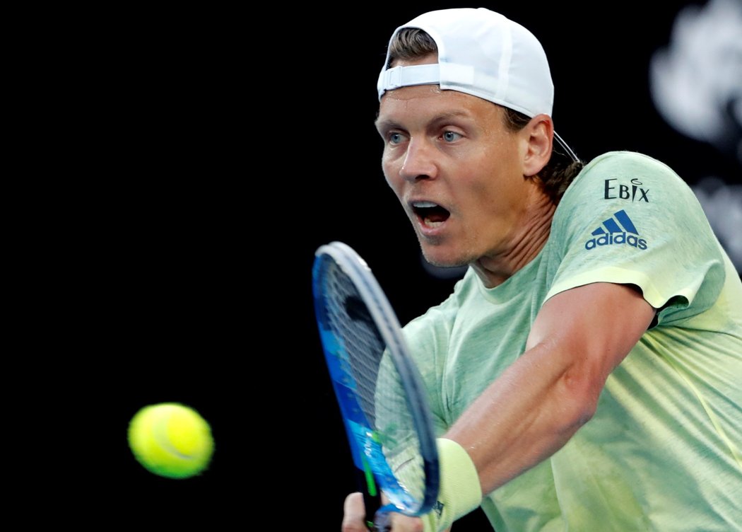 Tomáš Berdych a jeho beckhend v utkání čtvrtfinále Australian Open proti Rogeru Federerovi