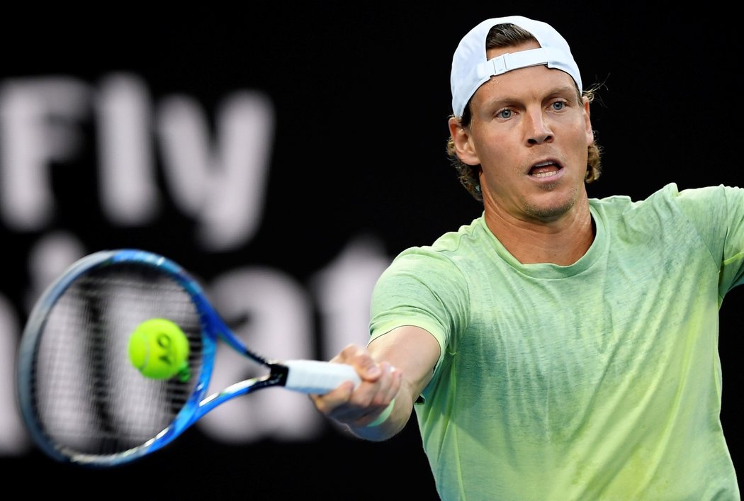 Tomáš Berdych při výměně s Rogerem Federerem ve čtvrtfinále Australian Open