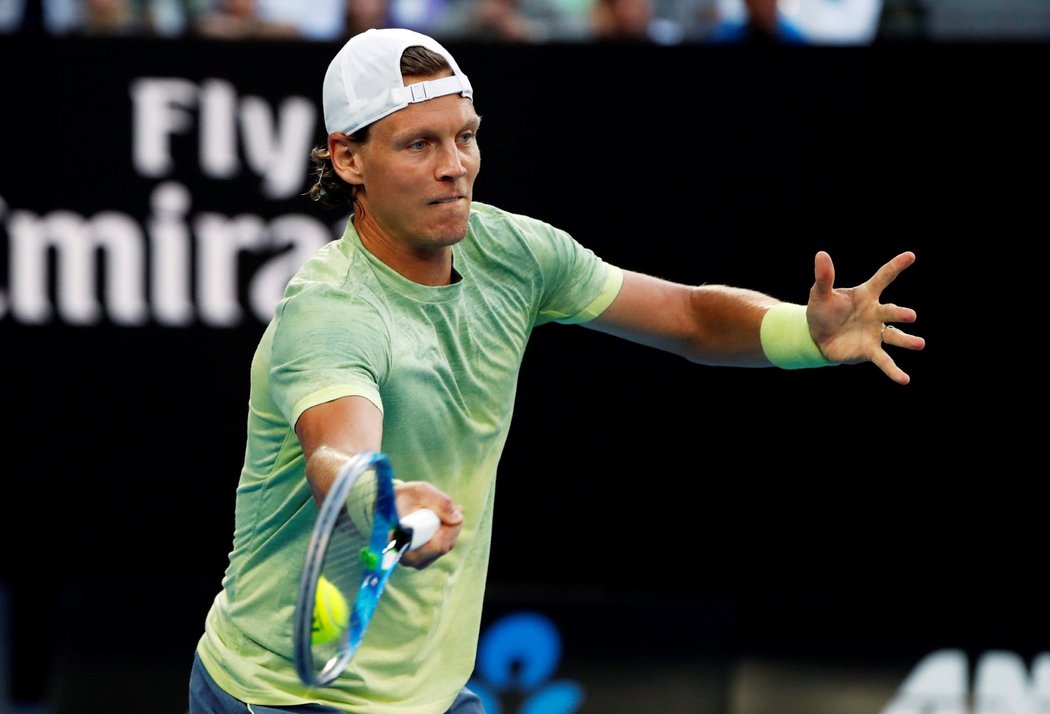 Tomáš Berdych odehrává míč ve čtvrtfinále Australian Open proti Rogeru Federerovi