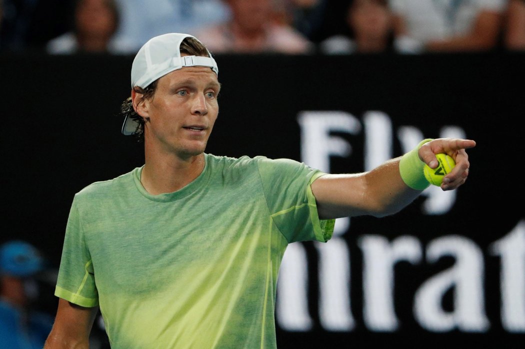 Tomáš Berdych debatuje s rozhodčím během čtvrtfinále Australian Open proti Rogeru Federerovi