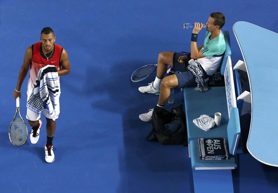 Nick Kyrgios prochází kolem Tomáše Berdycha ve třetím kole Australian Open