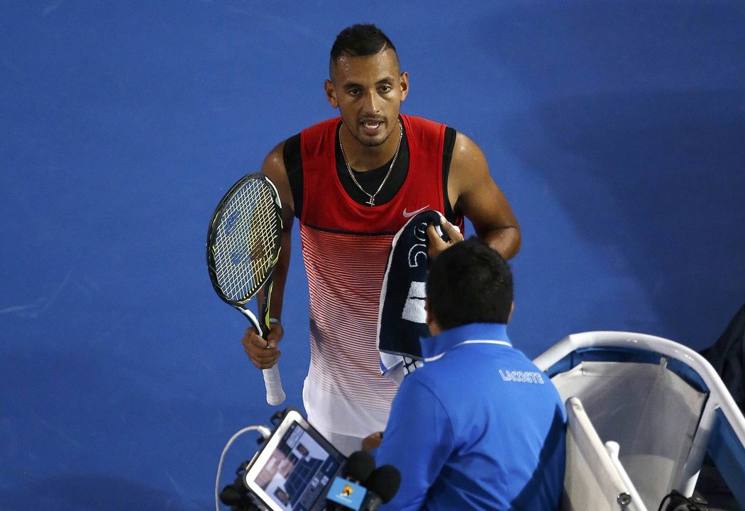 Nick Kyrgios ve vášnivé debatě s rozhodčím během utkání s Tomášem Berdychem