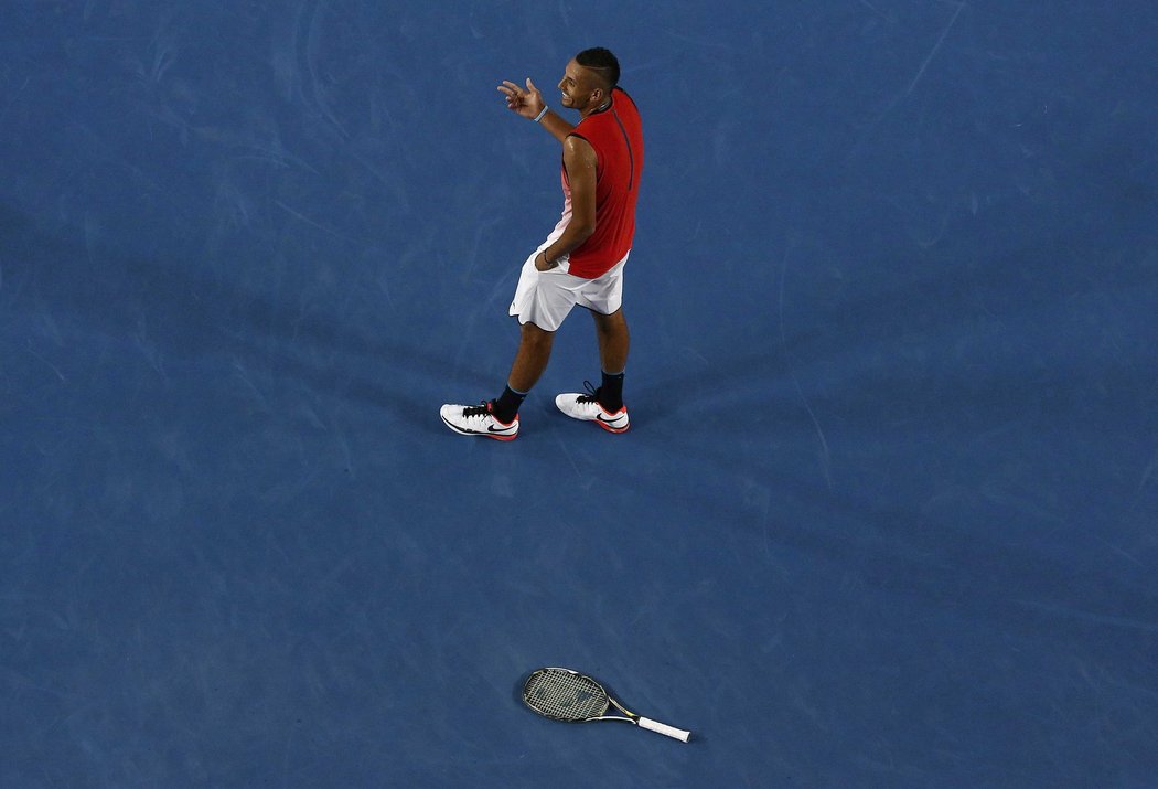 Naštvaný Nick Kyrgios odhodil raketu v zápase 3. kola Australian Open proti Tomáši Berdychovi