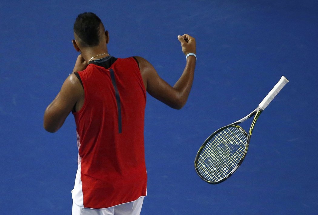 Naštvaný Nick Kyrgios hází s raketou v zápase s Tomášem Berdychem