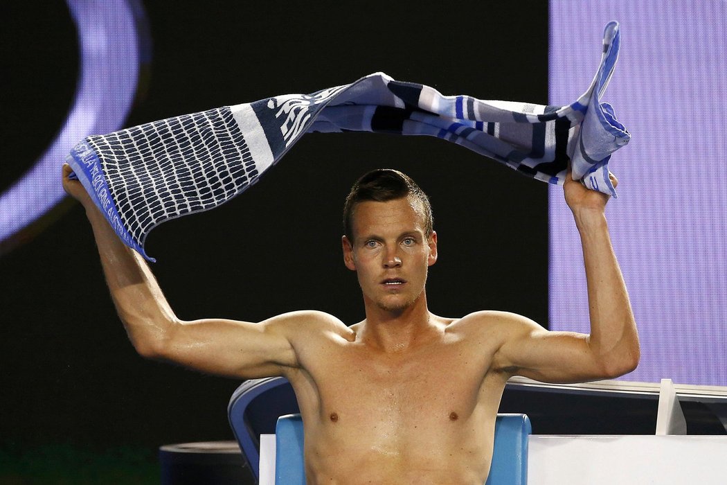 Tomáš Berdych převléká triko během pauzy v utkání 3. kola Australian Open