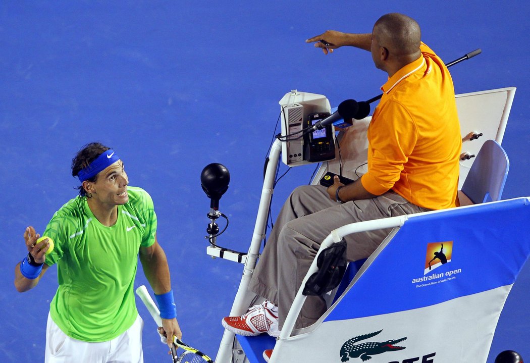 Během prvního setu byl Nadal viditelně nervózní, ve španělštině se dokonce dohadoval s rozhodčím