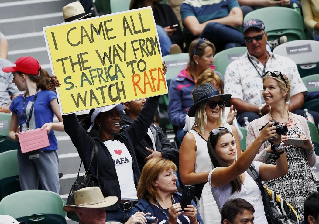 Fanoušci Rafaela Nadala povzbuzují španělského tenistu ve čtvrtfinále Australian Open