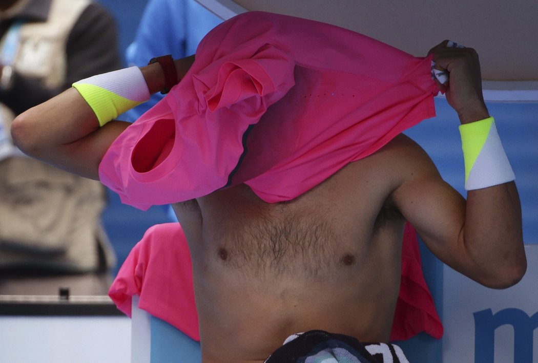 Kde se stala chyba? Rafael Nadal během čtvrtfinále Australian Open s Tomášem Berdychem přemýšlí, co by měl udělat lépe