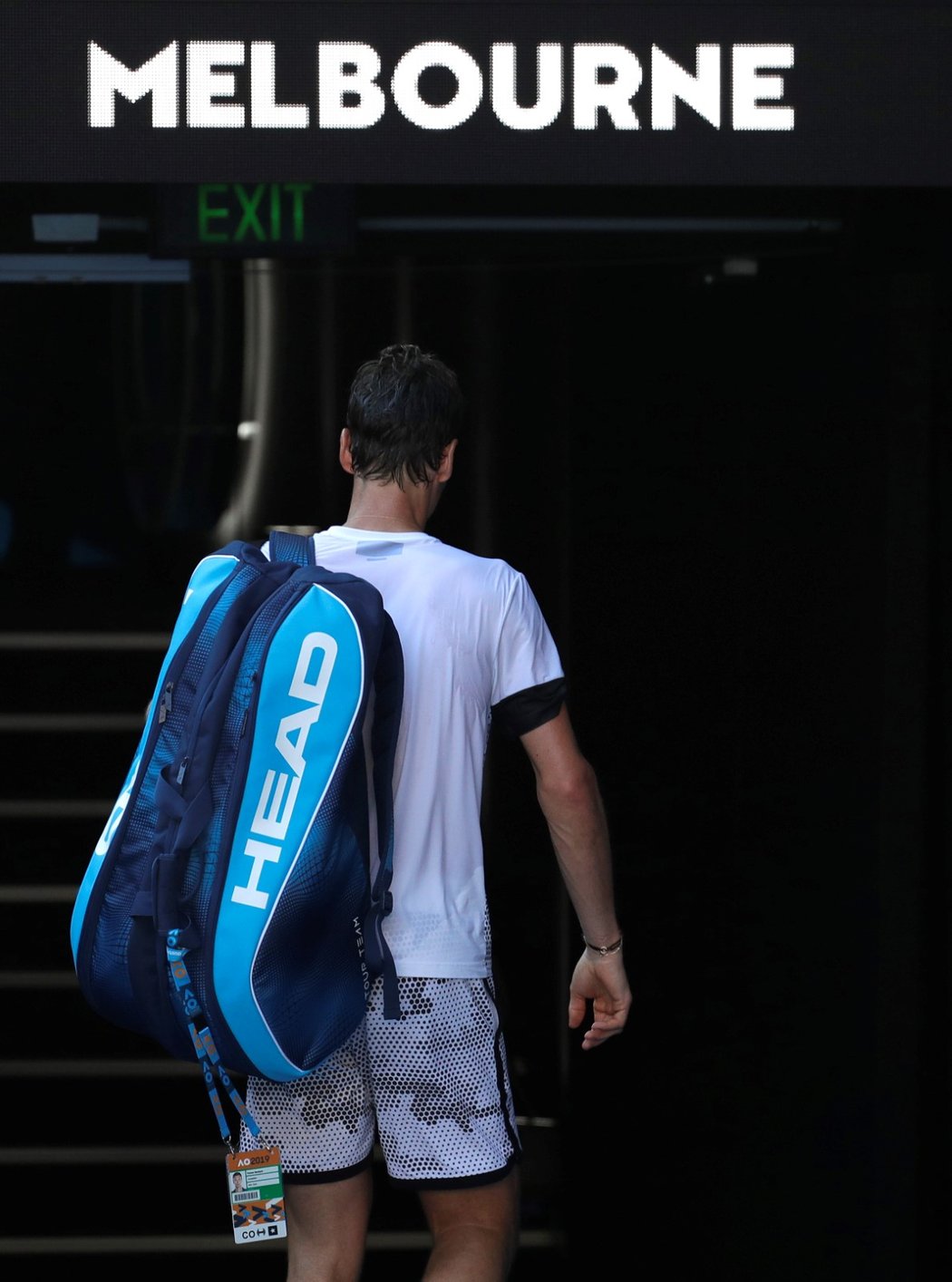 Český tenista Tomáš Berdych opouští Laver Arenu po prohře v osmifinále Australian Open s Rafaelem Nadalem