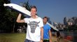 Tomáš Berdych a australský olympijský medailista Wil Lockwood pózují s veslařskou lodí v Melbourne  pózuje