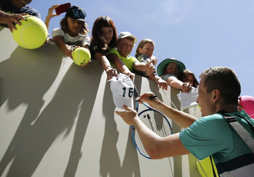 Tomáš Berdych se podepisuje fanouškům v Melbourne po postupu z prvního kola Australian Open