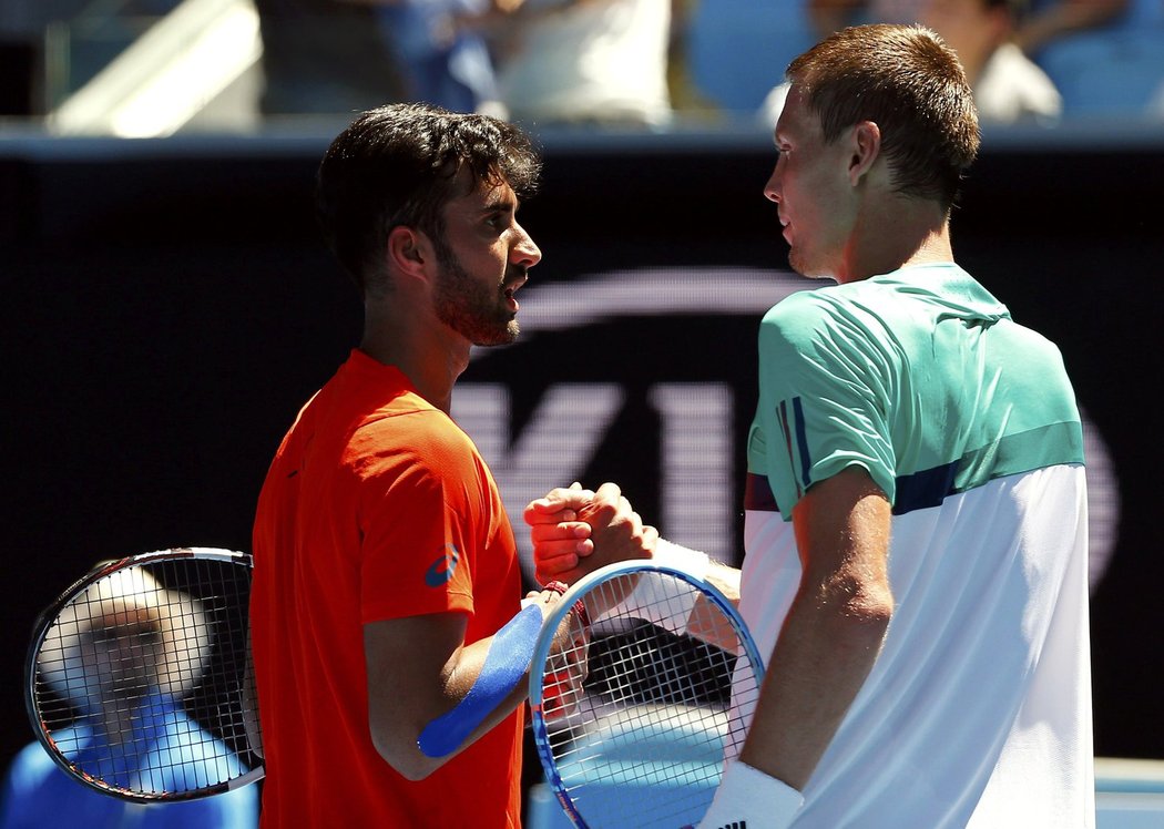 Tomáš Berdych zdraví u sítě svého soupeře z prvního kola Australian Open, Inda Yukima Bhambrima. Zdolal ho hladce ve třech setech.