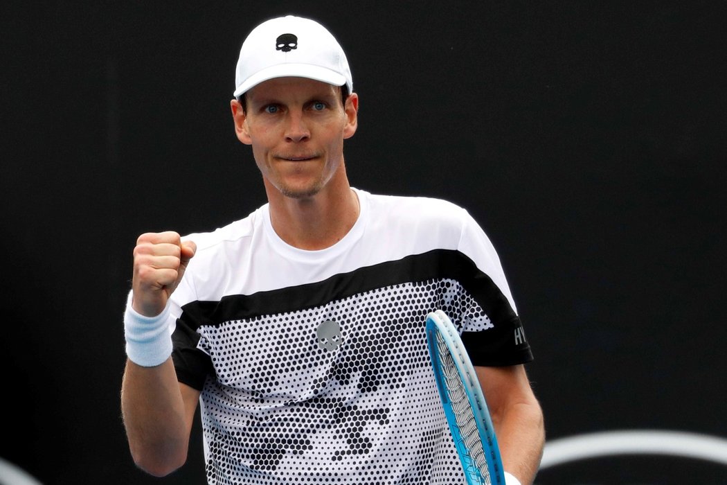 Český tenista Tomáš Berdych na Australian Open pokračuje v suverénních výkonech. Robina Haaseho z Nizozemska dnes porazil za hodinu a 19 minut 6:1 a dvakrát 6:3 a postoupil do třetího kola