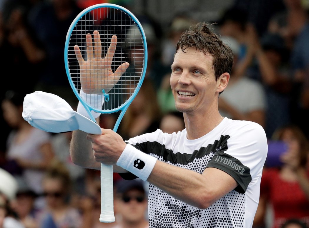 Český tenista Tomáš Berdych na Australian Open pokračuje v suverénních výkonech. Robina Haaseho z Nizozemska dnes porazil za hodinu a 19 minut 6:1 a dvakrát 6:3 a postoupil do třetího kola