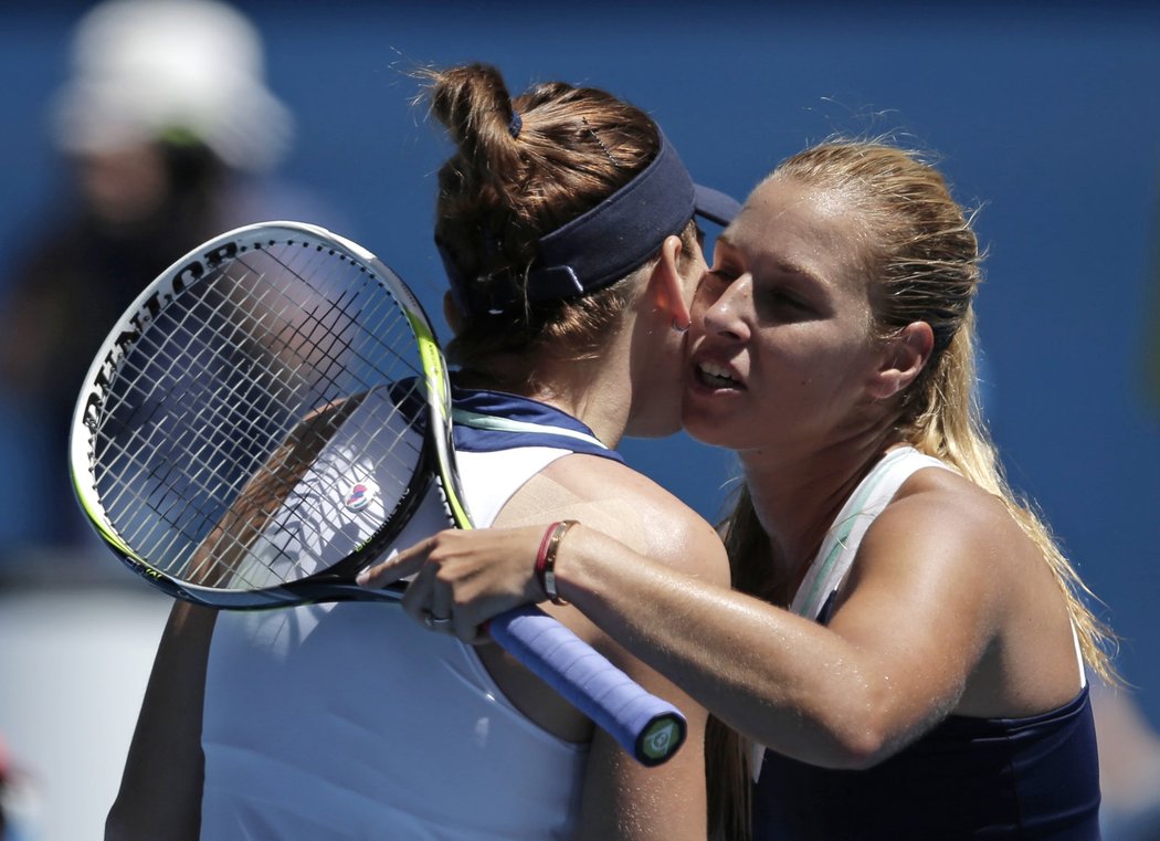 Dominika Cibulková (vpravo) se zdravím s Rumunkou Halepovou, kterou porazila ve čtvrtfinále Australian Open