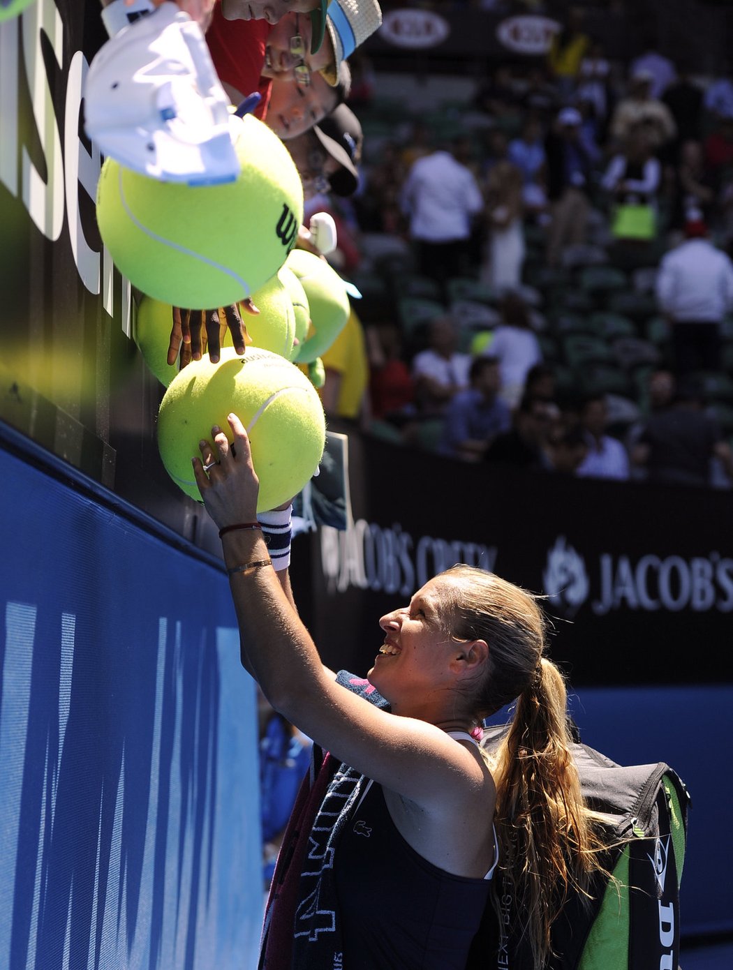 Dominika Cibulková se podepisuje fanouškům po výhře ve čtvrtfinále Australian Open nad Rumunkou Halepovou