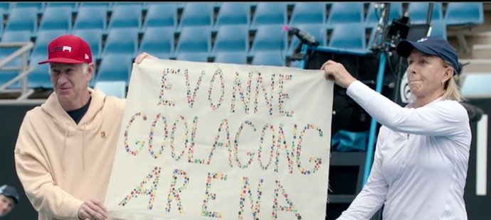 John McEnroe a Martina Navrátilová vystoupili s transparentem požadujícím, aby v Melbourne došlo k přejmenování kurtu Margaret Courtové