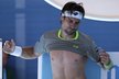 Španěl David Ferrer se převléká do suchého trička ve čtvrtfinále Australian Open proti Tomáši Berdychovi