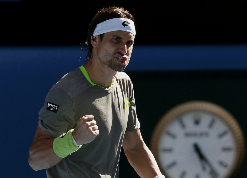 David Ferrer se hecuje ve čtvrtfinálovém zápase Australian Open proti Tomáši Berdychovi