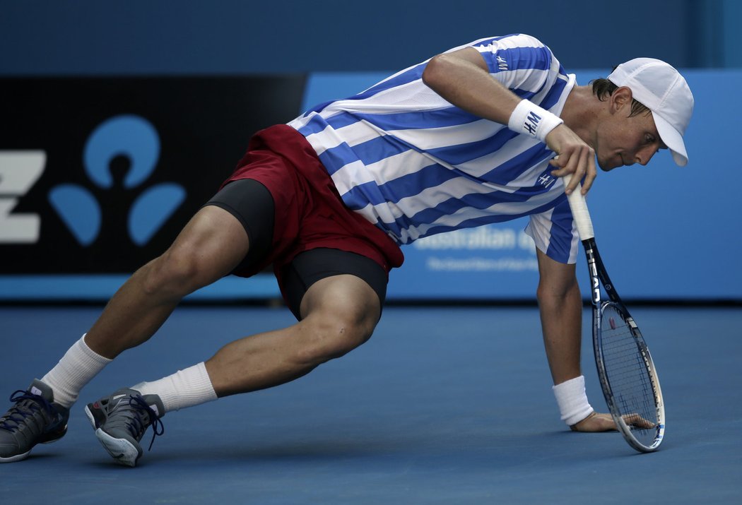 Tomáš Berdych se sbírá po pádu ve čtvrtfinále Australian Open s Davidem Ferrerem