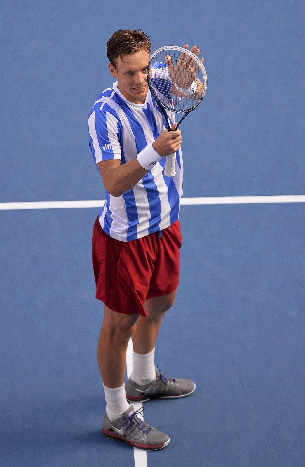 Tomáš Berdych tleská fanouškům po svém postupu do semifinále Australian Open