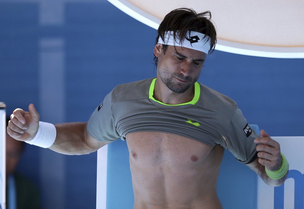 Španěl David Ferrer se převléká do suchého trička ve čtvrtfinále Australian Open proti Tomáši Berdychovi