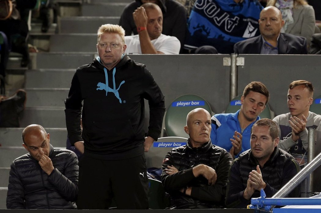 Boris Becker znepokojeně sleduje zápas svého svěřence Novaka Djokoviče se Stanislasem Wawrinkou