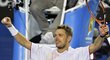 Švýcar Wawrinka se raduje po výhře nad Novakem Djokovičem