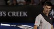 Naštvaný Djokovič zahazuje raketu v průběhu čtvrtfinále Australian Open proti Wawrinkovi