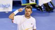 Stanislas Wawrinka zdraví fanoušky po svém triumfu nad Novakem Djokovičem