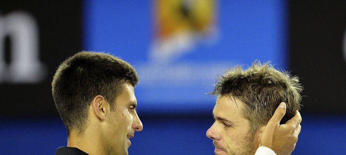 Novak Djokovič gratuluje k postupu do semifinále Australian Open svému přemožiteli Stanislasi Wawrinkovi