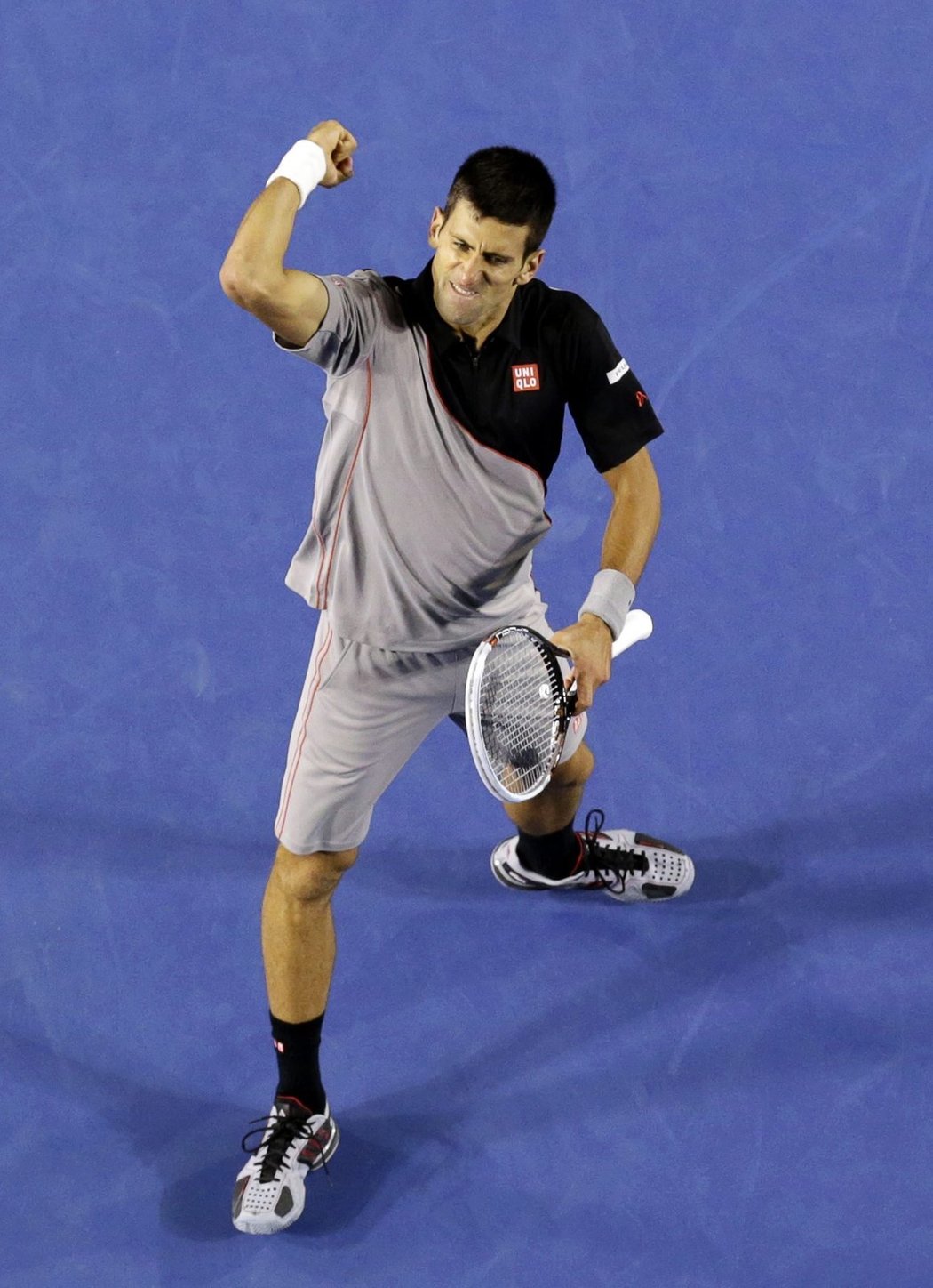 Novak Djokovič se raduje během čtvrtfinále Australian Open proti Stanislasu Wawrinkovi