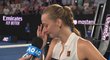 Petra Kvitová utírá slzičku při rozhovoru po triumfu nad Ashleigh Bartyovou