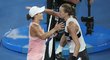 Petra Kvitová objímá Ashleigh Bartyovou po svém čtvrtfinálovém vítězství na Australian Open