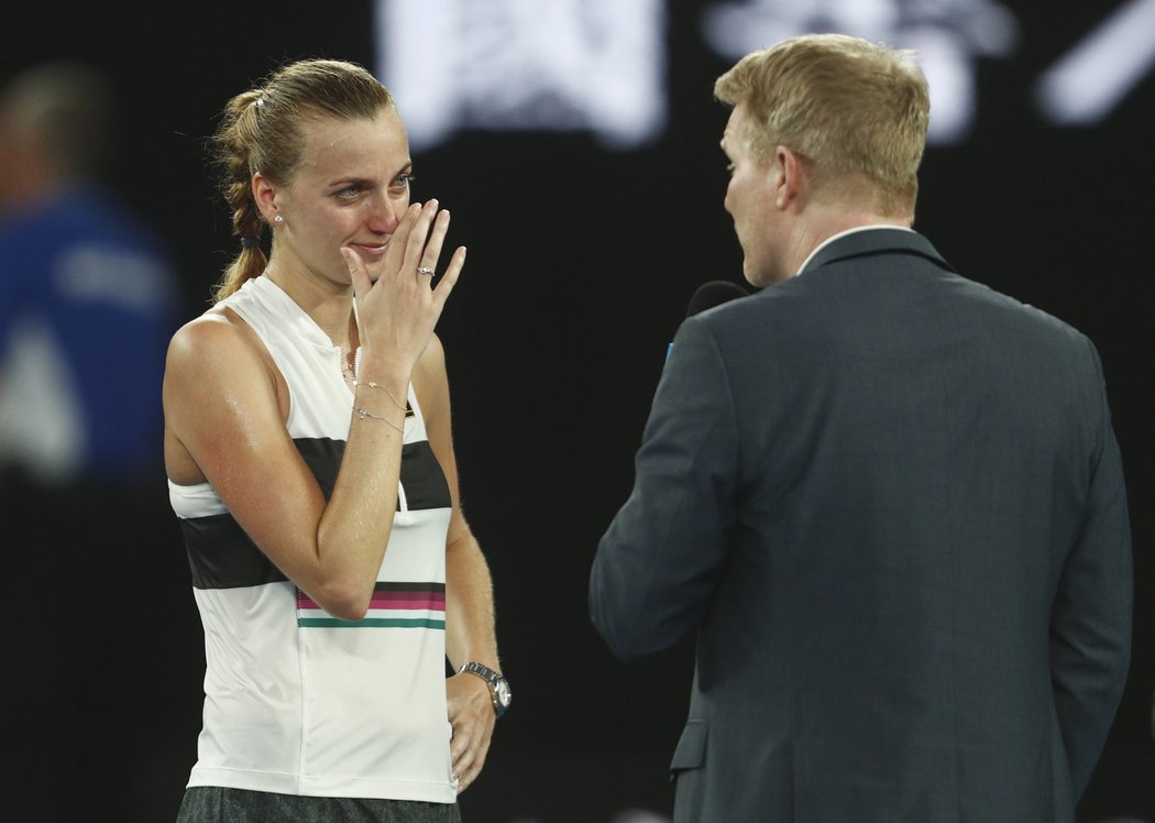 Dojatá Petra Kvitová při interview s Jimem Courierem po čtvrtfinálovém vítězství nad Ashleigh Bartyovou