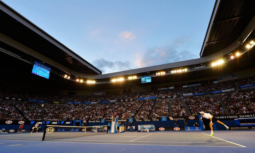 Tomáš Berdych (vpravo) podává proti Novaku Djokovičovi na centrálním dvorci Roda Lavera ve čtvrtfinále Australian Open