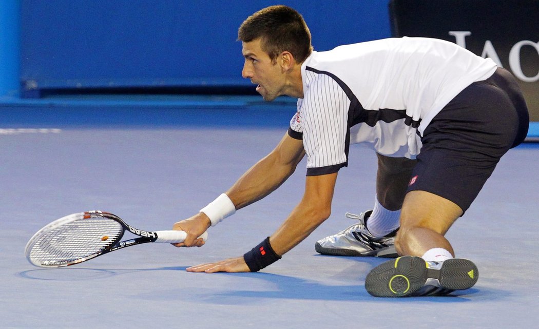 Novak Djokovič po těžkém úderu ve čtvrtfinále Australian Open s Tomášem Berdychem